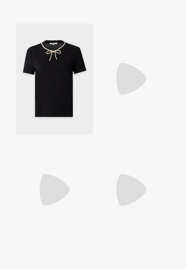 Μαύρο κοντομάνικο T-shirt με στρογγυλή λαιμόκοψη που διαθέτει διακοσμητικό σχέδιο με μαργαριταρένιο κολιέ δεμένο με φιόγκο μπροστά.; Πράσινη πλεκτή φούστα σε γραμμή A με κυματιστό μοτίβο, σκάλιστη λαιμόκοψη και δύο εμπρόσθιες τσέπες με φάσα με χρυσά διακοσμητικά κουμπιά.; Μαύρο γυαλιστερό δερμάτινο γοβάκι με λουράκι στο πίσω μέρος, μυτερή μύτη και ασημένια αγκράφα σε απλό λευκό φόντο.; Μικρή δερμάτινη τσάντα ώμου σε ταμπά χρώμα με μακρύ λουρί, χρυσή αλυσίδα και κρόσσια και στις δύο πλευρές, σε ουδέτερο φόντο.