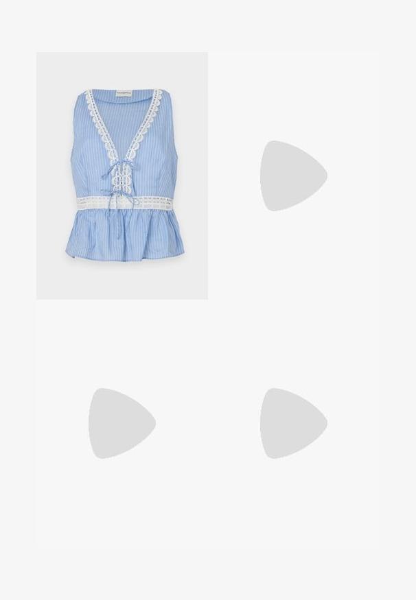 Blåstribet ærmeløs top med dyb V-udskærning, blondekant langs halsudskæringen og kanten, med et bånddetalje i taljen og et peplum-design.; Lyseblå perlebesat mininederdel med perle- og skæludsmykning, der danner et blomstermønster, og med hængende perlepynt ved kanten.; Sorte lakerede sandaler med stropper, kvadratisk tå og en lav blokhæl. Udstyret med guldfarvet hardware og justerbare ankelremme.; Mørkeblå ruskindstaske med hvide syninger, et udskåret håndtag, mønstret skulderrem og lange frynser på begge sider.