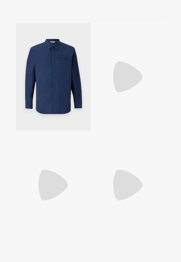 Chemise à manches longues bleu marine avec un col boutonné, une poche poitrine simple et une texture propre et lisse. Comprend un petit logo sur la poche.; Pantalons noirs cintrés en tissu lisse, présentant une coupe droite, des passants de ceinture et des poches avant pour une fonctionnalité accrue.; Mocassin penny en cuir noir avec talon bas, bout arrondi et détails cousus à l'avant et sur les côtés, présenté sur un fond neutre.; Sac en tissu vert olive en bandoulière avec deux poches zippées à l'avant, une bandoulière noire réglable et un patch logo noir. Forme rectangulaire avec une surface texturée.