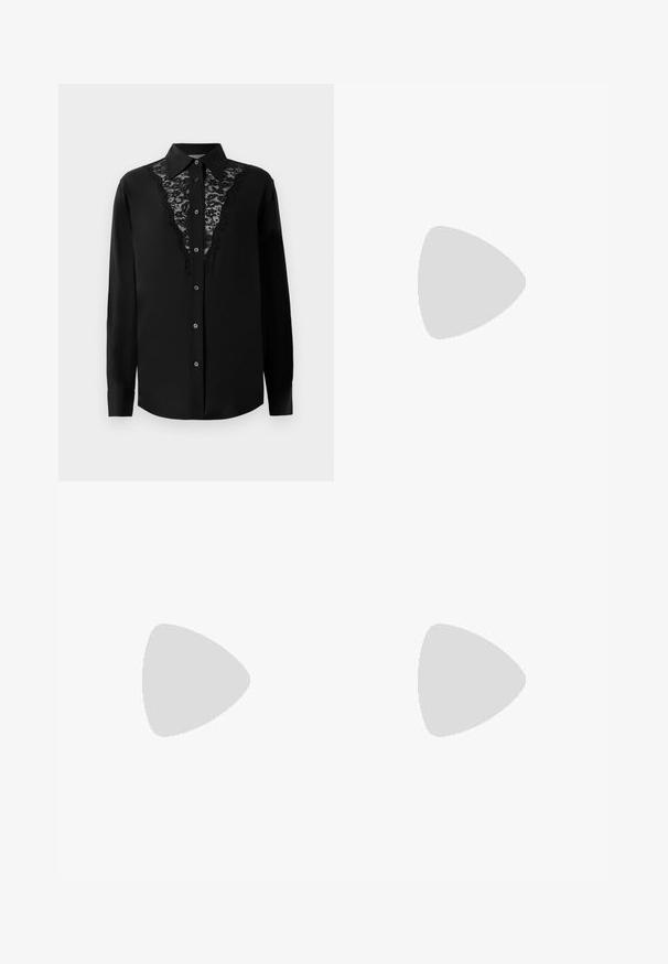 Zwarte blouse met lange mouwen, knopen aan de voorkant, en kanten panelen langs de voorkant met een puntige kraag.; Zwarte wijde jeans gemaakt van denim. Kenmerken zijn een hoge taille, twee frontzakken en een metalen knoopsluiting. Gelaagde afwerking met minimale vervaging.; Zwarte leren dames sandaal met dunne bandjes, een teengreep, een enkelgesp en een stilettohak van gemiddelde hoogte op een neutrale achtergrond.; Zwarte handtas van lakleer met afgeronde handgrepen, een afneembare schouderriem en zilveren sluiting op een effen witte achtergrond.