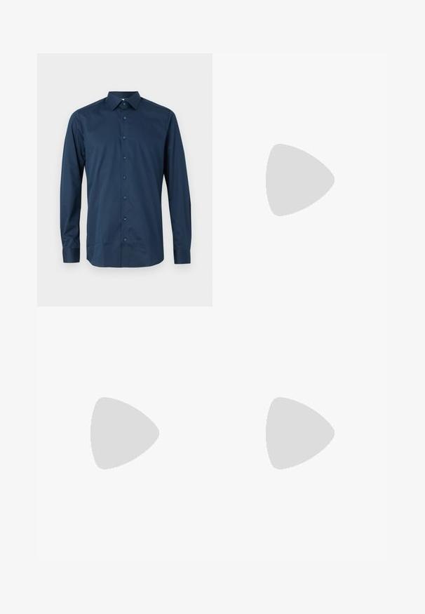 Marineblauwe langarm overhemd met knopen, gemaakt van een gladde stof. Heeft een klassieke kraag, een voorflap met bijpassende knopen en manchetten met knopen.; Middengrijze op maat gemaakte broek met een slim fit, rechte pijpen, een zachte textuur en riemlussen, geschikt voor formele of zakelijke kleding.; Zwarte leren instappers met een ronde neus, gestikte details en een vlakke rubberen zool. Heeft een brede band over de wreef.; Zwarte leren riem opgerold met een zwarte metalen priemgesp, tegen een effen lichte achtergrond.