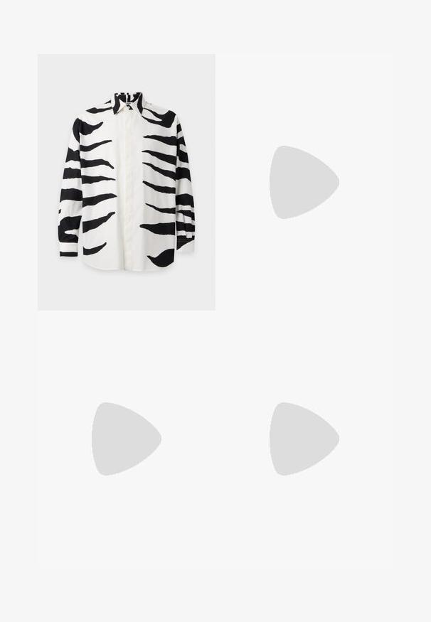 Košeľa s dlhým rukávom na gombíky s čierno-bielym zebrovým pruhovaným vzorom a špicatým golierom na jednoliatom pozadí.; Čierne nohavice vyrobené z hladkej látky s rovnými nohavicami, obsahujúce predný záhyb, zapínanie na gombík a obrúbené konce.; Čierne kožené spoločenské topánky s okrúhlou špičkou, šnurovacími detailmi, hladkým povrchom a nízkym gumovým podpätkom. Minimalistické prešívanie.; Čierna obdĺžniková crossbody taška s predným vreckom na zips, nastaviteľným popruhom a malým kovovým logom v hornej strede.
