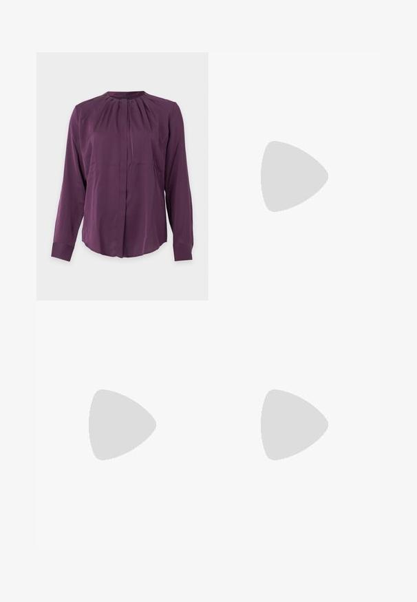 Lange mouw paarse blouse met een ronde halslijn, geplooide details bij de kraag en verborgen knopen aan de voorkant.; Bordeaux wijde pijpen broek gemaakt van een gladde stof, met een rechte voorkant, riemlussen en een op maat gemaakte uitstraling met geplooide details.; Glanzende zwarte hoge hak mule met spitse neus en enkelriem, zwevend boven een oppervlak met terracottategels en grindvoegen.; Bruine leren en suède schoudertas met een gebogen vorm, verstelbare schouderband en zilveren gesp detail op een effen lichte achtergrond.