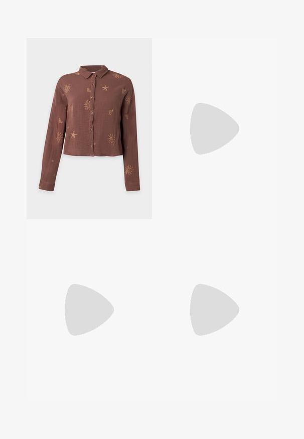 Bruine lange mouwen blouse met knopen en kraag, versierd met lichte zon-, zeester- en hartpatronen.; Lichtblauwe denimrok met een rechte snit, voorkeursplit, riemlussen en een bovenste knoopsluiting. Bevat klassieke stiksels en zakken.; Bruine leren kniehoge laars met een rond metalen hardwareaccent en gesp. Licht gestructureerd bovenwerk, gestapelde hak en rond neusontwerp.; Donkerbruine leren schoudertas met een zachte, slungelige vorm en een gedraaide knoopvormige handgreep op een effen witte achtergrond.