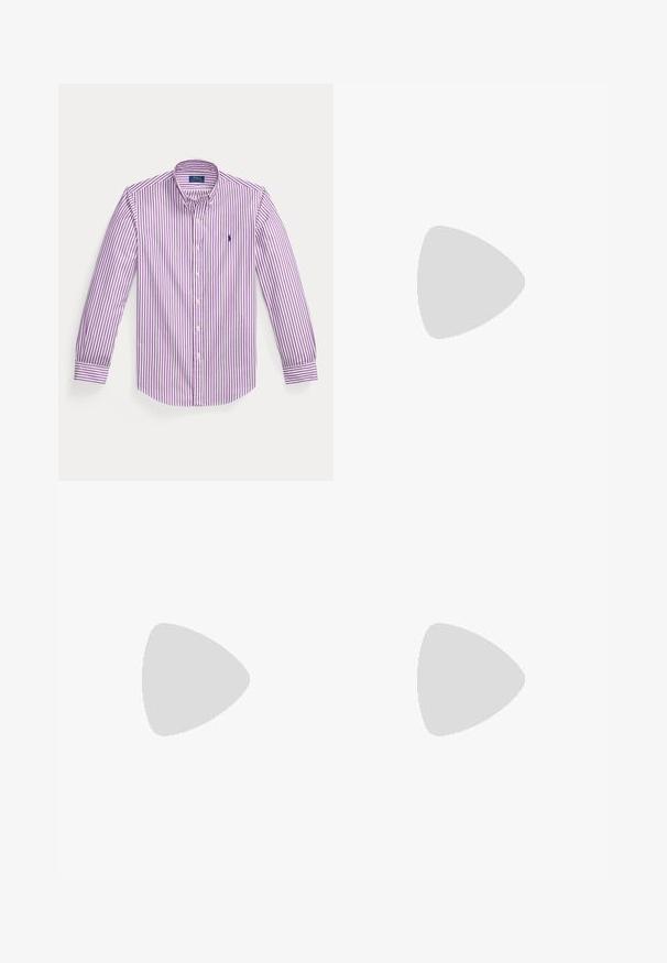 Langärmliges Hemd mit Knopfleiste, lila und weißen vertikalen Streifen und einem kleinen gestickten Logo auf der Brust.; Dunkelblaue Straight-Leg-Denim-Jeans mit fünf Taschen und orangener Naht, flach auf weißem Hintergrund dargestellt.; Dunkelbrauner Leder-Mokassinschuh mit schwarzer robuster Sohle und grünem Polo-Logo-Etikett an der Seite, Seitenansicht.; Schwarzer Leder-Gürtel mit einer rechteckigen silbernen Metall-Schnalle, die ein geprägtes Reiter-Logo trägt, glatter Textur und fünf Gürtellöchern.