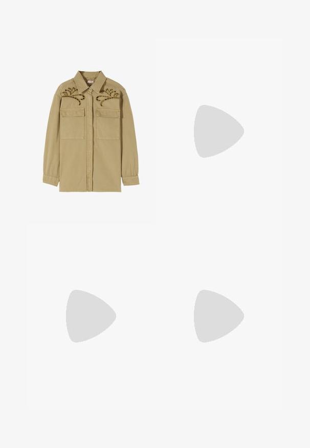 Chemise marron clair à manches longues avec deux poches avant et broderie décorative près des épaules, avec poignets et col boutonnés.; Pantalons blancs à jambes larges avec une taille élastique, présentant des broderies en œillets et des bords festonnés. Matière légère et respirante.; Botte en daim marron avec une tige haute à franges et un bout légèrement pointu. Comprend un talon empilé et une finition lisse.; Sac fourre-tout en daim marron avec des franges d'un côté, doté d'une fermeture à boucle centrale, de deux poignées robustes et d'un design structuré.