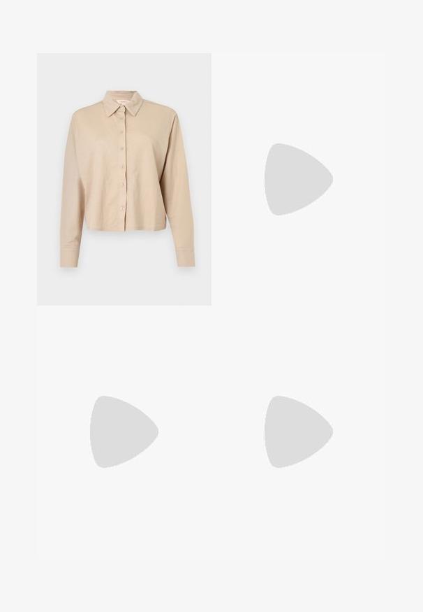 Camisa cropped beige de manga larga con cuello y cierre frontal de botones, hecha de tela suave y ligera.; Vaqueros de mezclilla azul claro con cintura alta, diseño de pierna recta, lavado desgastado y estilo clásico de cinco bolsillos. Terminado con un cierre de botón.; Bailarina de charol marrón con punta cuadrada y tira que presenta una pequeña hebilla dorada. Textura suave, tacón bajo y diseño minimalista.; Bolso de mano de piel sintética marrón con forma rectangular, dos asas largas y sutiles acentos curvados en la parte delantera.