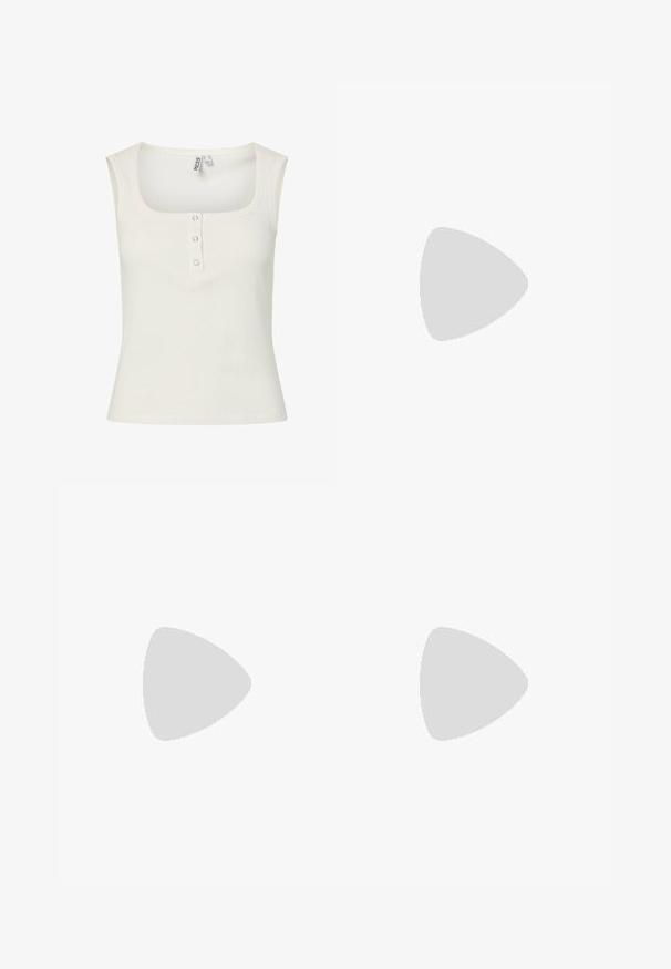 Camiseta sin mangas blanca con textura acanalada, escote cuadrado y tres pequeños botones metálicos de presión en el centro delantero.; Pantalones cortos de mezclilla azul claros con cintura elástica, detalles de lazo, dos bolsillos frontales y acentos de costura.; Sandalias marrones sin cordones con dos hebillas ajustables, detalles de tachuelas a lo largo de la suela y plantilla texturizada sobre una alfombra azul.; Gafas de sol redondas con tinte marrón y un marco burdeos brillante. Patillas delgadas con un sutil detalle de marca. Diseño de lentes planos.