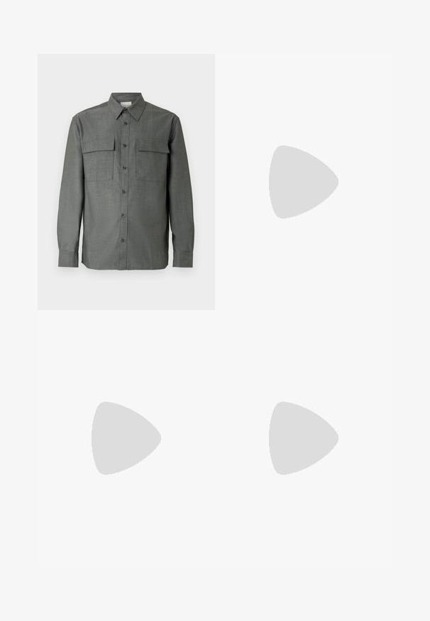 Grijze overhemd met knopen, voorzien van een gestructureerde kraag, twee borstzakken en lange mouwen met knoopmanchetten; textuurrijke stofafwerking.; Marineblauwe shorts met een rechte voorkant, knoopsluiting en zijzakken. Gemaakt van lichte stof met een gladde textuur.; Zwarte leren vetercombatboot met een patroon op het bovenwerk, dikke zool en afgeronde neus, weergegeven vanaf de rechterkant op een lichte achtergrond.; Zwarte leren riem met een zilveren rechthoekige gesp. De gesp heeft een klein logo-detail en een gladde textuur. Eenvoudig, klassiek ontwerp.