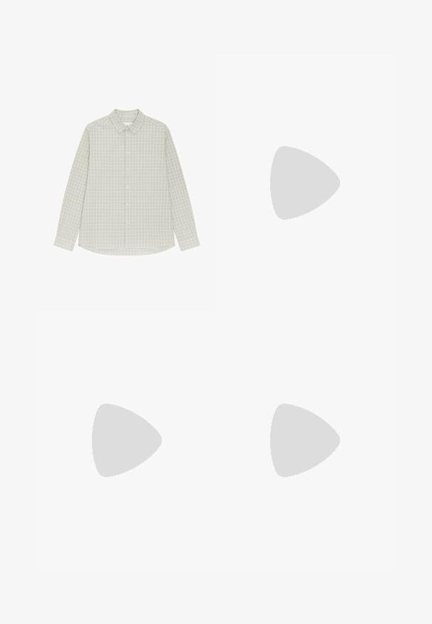 Camisa de manga larga con botones, con un patrón pequeño de cuadros en beige y gris claro y cuello clásico.; Pantalones cortos de mezclilla en azul oscuro con un ajuste holgado, que cuentan con un cierre de botón y costuras visibles a lo largo del dobladillo y los bolsillos.; Mocasín de cuero trenzado negro con un diseño elegante, tacón bajo y detalle de una tira de cuero en la parte superior.; Cinturón de cuero negro con textura lisa, hebilla metálica plateada y diseño limpio y sencillo. Cuenta con agujeros para ajuste.