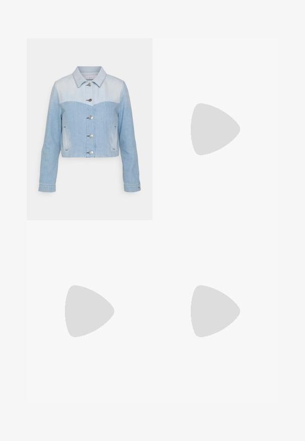 Iro TOSCA - Chemisier - light blue; Shorts en denim bleu clair avec un ourlet effiloché. Dispose d'un design classique à cinq poches, fermeture à bouton et légères zones de décoloration sur le tissu.; Bottines en cuir noir à bout arrondi, avec fermeture éclair sur le côté, petit talon carré et coutures soignées. Surface texturée avec une finition lisse.; Boucles d'oreilles en argent en forme de créoles avec une finition incurvée et brillante, et un design sans couture. Équipées d'une fermeture à charnière pour un port sécurisé.