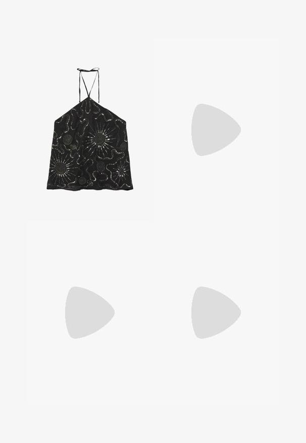 Sort halterneck-top med sølvglitrende solstråle- og swirlmønstre samt tynde stropper, der bindes ved nakken.; Sorte pailletshorts med en tætsiddende design. Har glitrende pailletter, glat tekstur og en taljeelastik for en sikker pasform.; Sort spids slingback højhælet sko med mesh bikagemønster og lille dekorativ sløjfe foran.; Sort læderhåndtaske med to håndtag, lomme foran med lynlås, sølvstifter og tekstureret overflade isoleret på hvid baggrund.