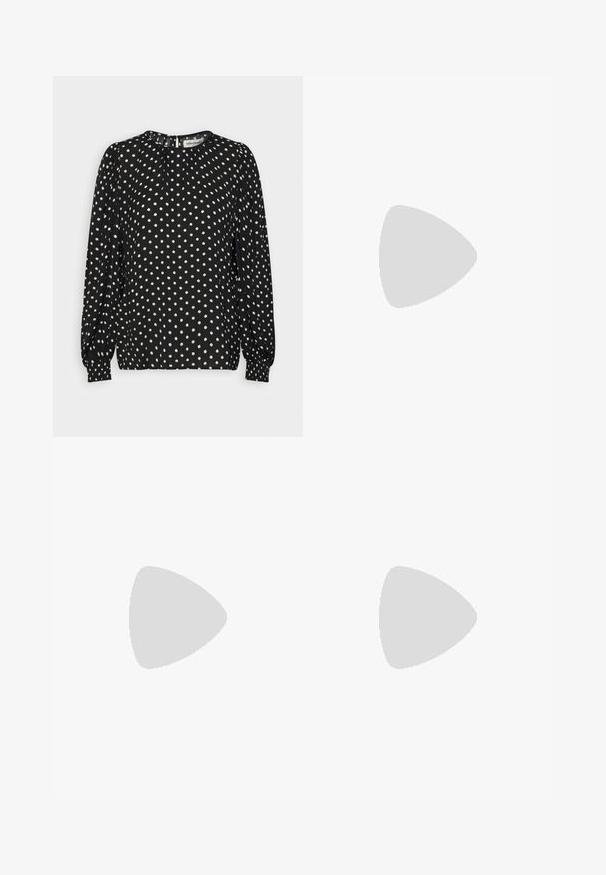 Lollys Laundry MONICA BLOUSE - Bluse - black; Hellblauer Jeansrock mit Frontschlitz, ausgefranstem Saum, Gürtelschlaufen, Knopfverschluss und Fronttaschen.; Selected ASHLEY - Pantolette hoch - black; Schwarze rechteckige Sonnenbrille mit dunkel getönten Gläsern, dickem Kunstrahmen und breiten Bügeln. Glatte Oberfläche und kantiges Design.