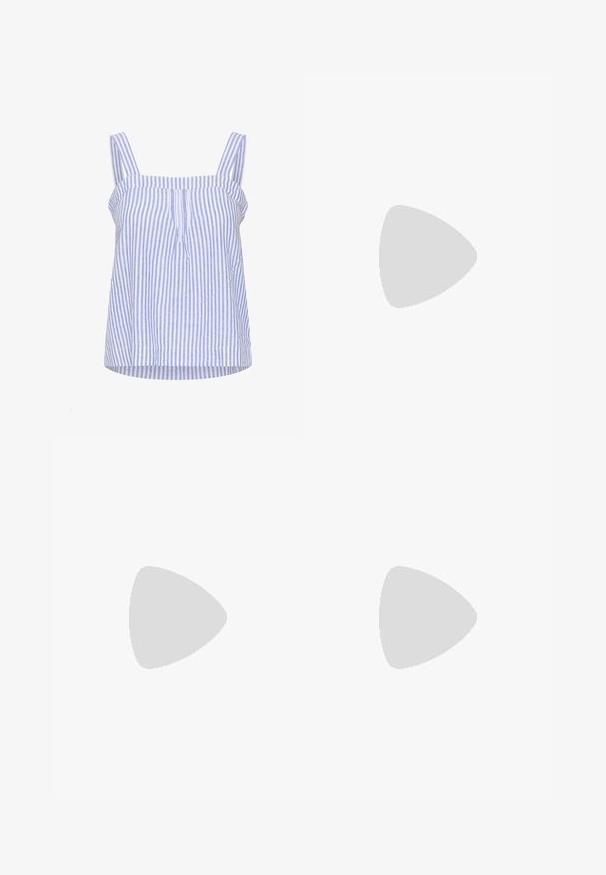 Gestreept lichtblauw en wit mouwloos top met een ontspannen pasvorm, featuring brede bandjes, een gerimpelde halslijn, en voorplooien.; Denim wijde pijpen broek met een trekkoord in de taille, in een middelblauwe kleur, rechte snit en subtiele stikseldetails.; Bruine suède sneakers met drie witte strepen, rubberen zool en een tekstlabel met de tekst "Gazelle" in goud. Vetersluiting met grijze veters.; Ronde, bruin getinte zonnebril met een glanzend bordeauxrood frame. Slanke pootjes met subtiele merkdetails. Vlakke lensontwerp.