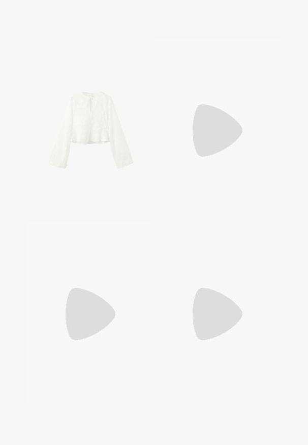 Hvid cropped bluse med lange ærmer og blomsterstruktur, rund halsudskæring, front nøglehul med bindebånd og let udvidede ærmer.; Hvide jeans med lige ben, fem lommer, bæltestropper og lukning foran med knap og lynlås, lagt fladt på en hvid baggrund.; Balletflad i cremefarvet stof med sølvfarvede palietter arrangeret i et prik mønster, rund tå og lav brun sål. Tekstureret overdel for ekstra detalje.; Lille sort blank håndtaske med to lange håndtag og snøre-detaljer i siden på en ensfarvet lys baggrund.