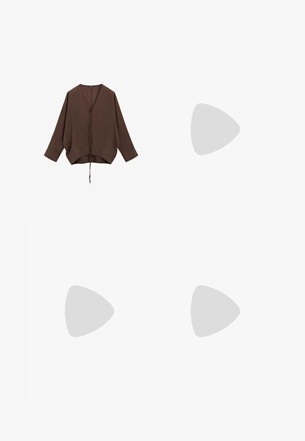 Bruine blouse met lange mouwen, diepe V-hals en een strikdetail aan de voorkant, losse pasvorm en brede manchetten tegen een witte achtergrond.; Brunette hoge taille wijde broek met subtiele krijtstrepen, plooien aan de voorkant, lussen voor een riem en een verborgen rits aan de voorkant.; Bruine suède enkellaars met een slouchy bovenkant, puntige neus en hoge stiletto-hak. Heeft een gestructureerd oppervlak en een soepele silhouet.; Zign by Zalando LEATHER - Shopper - chocolate brown