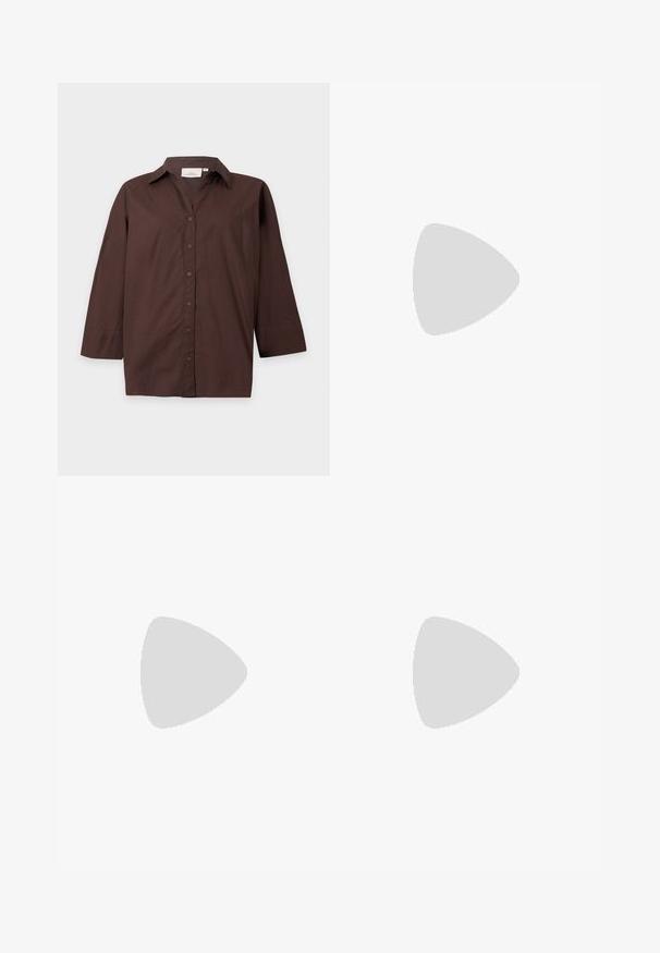 Braunes Hemd mit langen Ärmeln und Knopfleiste, mit Kragen, flach auf einem weißen Hintergrund ausgelegt.; Braune und cremefarbene Sweatpants mit Muster, elastischem Bund und geradem Schnitt, hergestellt aus weichem, leichtem Stoff.; Bordeauxfarbene Leder-Slingback-Pumps mit spitzem Zehenbereich, verstellbarem Riemen und dekorativem Schleifchen vorne. Absatzhöhe von 7,5 cm.; Braune Lackleder-Handtasche in rechteckiger Form, mit zwei langen Griffen und subtilen, geschwungenen Akzenten auf der Vorderseite.