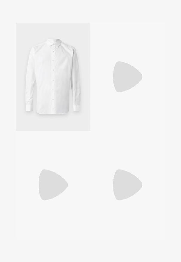 Witte langslijfknopshirt met een klassieke kraag, een voorpand met knopen en een gladde katoenstructuur.; Zwarte formele broek met knoop- en ritssluiting, rechte snit en riemlussen, getoond op een witte achtergrond.; Zwarte leren loafers met een gladde textuur, een afgeronde neus en decoratieve kwastjes aan de voorkant. Flexibele rubberen zool met lage hak.; Zwarte leren riem met een zilveren metalen gesp, met een klassiek ontwerp en een gladde textuur. Inclusief gaatjes voor verstelbare pasvorm.
