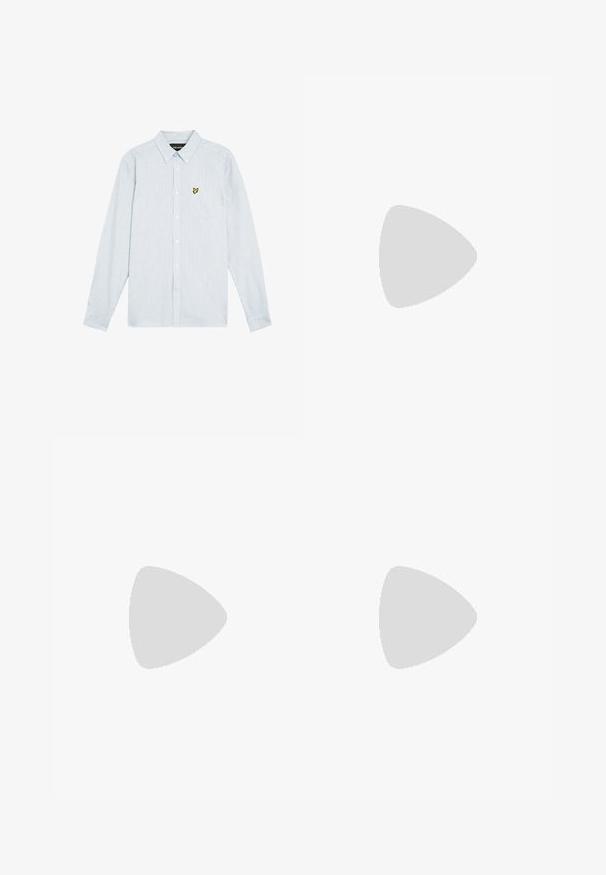 Stribet skjorte med knapper i lyseblå og hvid, med en lille gul logo på brystlommen. Fremstillet af tekstureret bomuldsstof.; Lige-lige lavendelgrå jeans med front- og baglommer, bæltestropper og knaplukning ved taljen.; Sorte læder dressko med rund tå, tyk gummisål, snørebåndsdesign og markant syning langs kanten.; Sort ruskindlæderbælte snoet med sølv rektangulær metalknap på en ensfarvet hvid baggrund.
