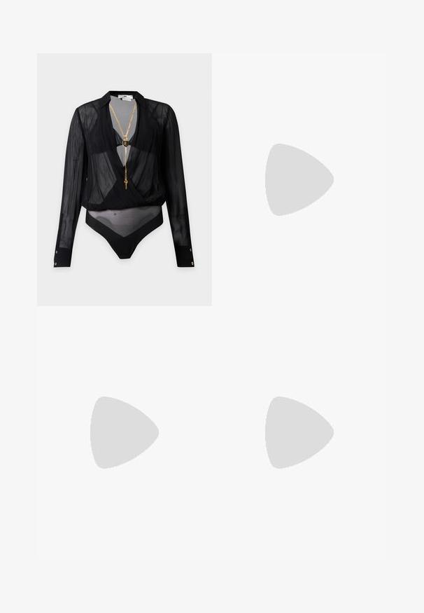 Zwart doorschijnend body met lange mouwen en diepe V-hals, gouden ketting met hangslot- en sleuteldetail en knoopmanchetten.; Zwarte nepleer legging met een hoge tailleband, met een gladde textuur en een aansluitende pasvorm, die tot de enkels reikt.; Zwarte lakschoenen met een puntige neus en een slanke stilettohak. Soepele textuur met een glanzende afwerking en een minimalistisch ontwerp.; Zwarte handtas van lakleer met afgeronde handgrepen, een afneembare schouderriem en zilveren sluiting op een effen witte achtergrond.