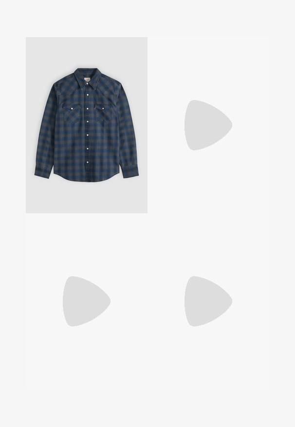 Modrá a sivá károvaná košeľa s dlhým rukávom, špicatým golierom a dvoma prednými náprsnými vreckami na gombíky.; Tmavomodré denim nohavice so strihom rovného strihu, s piatimi vreckami, gombíkovým zapínaním a jemným zjemnením na stehnách.; Kentucky's Western Kovbojská/motorkárska členková čižma - black; Čierny kožený opasok s ozdobnou striebornou prackou s precíznymi rytinami a dekoratívnym hrotom, pričom zdôrazňuje textúru a remeselnú prácu.