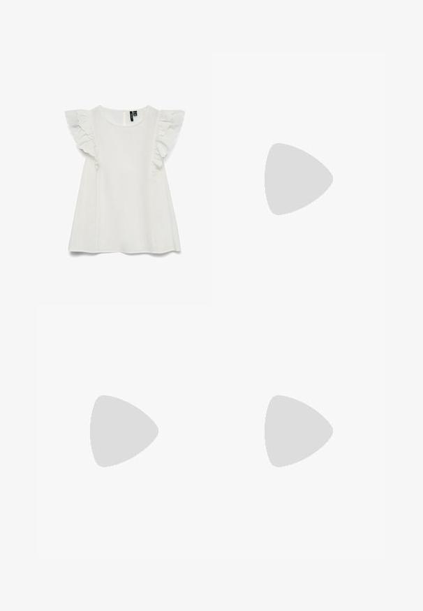 Blouse blanche sans manches avec col rond et détails de volants superposés aux épaules, coupe ample, fermeture boutonnée au dos.; Pantalons larges noirs avec plis, taille haute, fermeture à bouton et texture de tissu lisse. Aucune poche visible dans le design.; Chaussure plate noire à bout pointu avec bride arrière, flottant au-dessus d'une surface en bitume à côté d'un trottoir carrelé.; Petit sac à main noir brillant avec deux longues anses et des détails à cordon sur les côtés sur un fond clair uni.