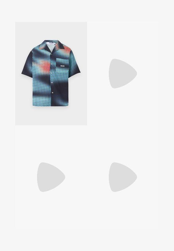 Chemise à manches courtes boutonnée avec motif de points bleus, noirs et rouges, poche poitrine, et logo MSGM sur la poche et l'étiquette du col.; Jean en denim bleu marine avec une coupe droite, featuring des coutures orange, cinq poches et un bouton à l'avant.; Baskets basses en cuir noir avec lacets noirs et semelle en caoutchouc écrue, vues de côté extérieur sur fond blanc.; Sac fourre-tout vert foncé avec des poignées larges présentant un texte graphique blanc : « Maison Kitsuné », « Tokyo Paris » et « Palais Royal » avec des accents floraux.