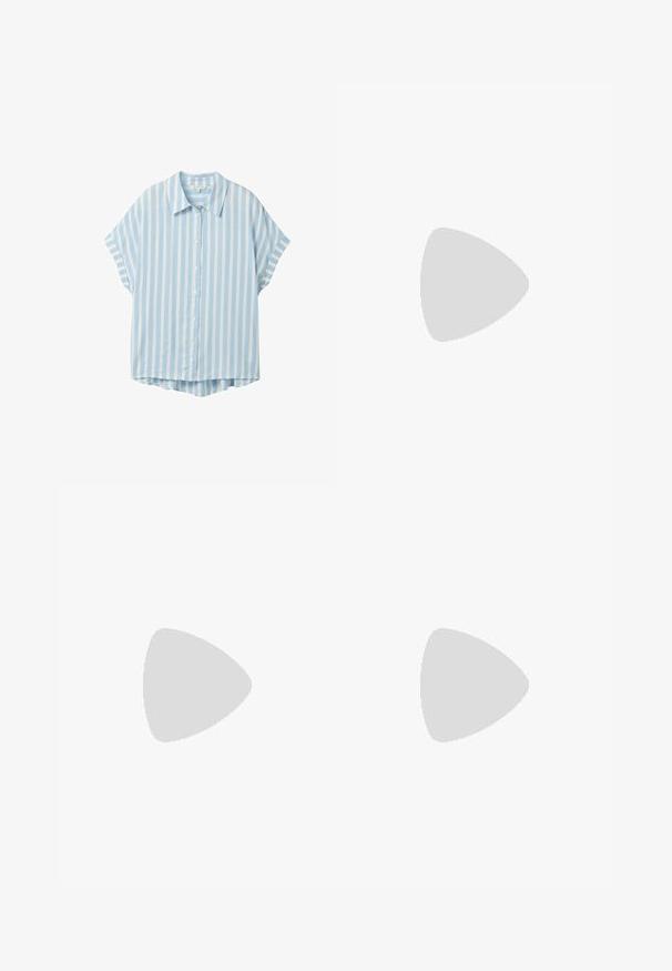 Lichtblauw kortemouwenshirt met verticale witte strepen, knoopsluiting aan de voorkant, kraag en een licht gebogen zoom aan de achterkant.; Leren denim shorts in lichtblauw met een vervaagde afwerking, met opgerolde pijpen, een vijf-pocket ontwerp en een metalen knoopsluiting bij de taille.; Witte sportieve schoen van ademend gaasmateriaal. Voorzien van een ritssluiting, een gestructureerd bovendeel en een flexibele rubberen zool.; Tote bag met verticale lichtblauwe en witte strepen, twee lange lichtblauwe handvatten en een klein geperst logo in het midden aan de voorkant.