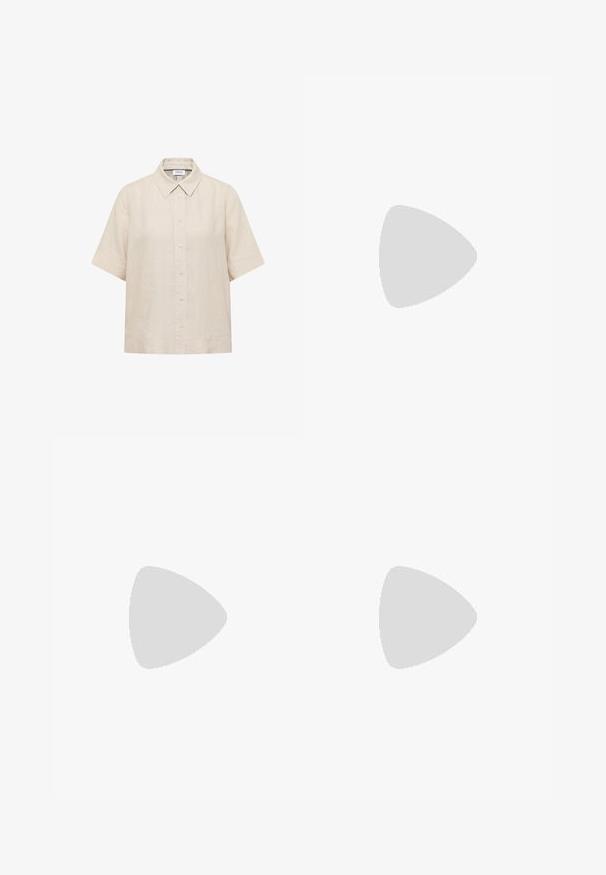 Beige overhemd met korte mouwen, knopen, een spitse kraag en een losse pasvorm.; Lichtbeige katoenen shorts met een knoopsluiting, opgevouwen mouwen en zijzakken. Gladde textuur en op maat gemaakt ontwerp voor comfort.; Bruine leren slipper met brede band met een rechthoekige uitsparing, platte zool en zichtbare witte stiksels op een witte achtergrond.; Gestreepte geweven tas in zwart en beige, met een slouchy ontwerp, gestructureerd oppervlak en een klein leren accentpatch.
