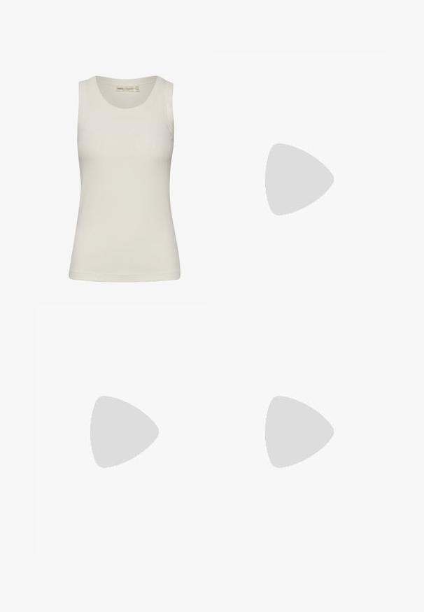 Camiseta sin mangas de canalé blanca con escote redondo. Textura suave y forma ajustada, adecuada para llevar en capas.; Pantalones blancos, ajustados, con un diseño de pierna recta, que cuentan con un cierre de botón, lazos para cinturón y bolsillos laterales; textura de tela suave.; Zapato plano marrón con puntera puntiaguda y detalle decorativo de hebilla en la parte superior, sobre un fondo claro y liso.; Cinturón de cuero marrón enrollado con una hebilla rectangular dorada brillante y un pequeño logo metálico redondo cerca de la punta.