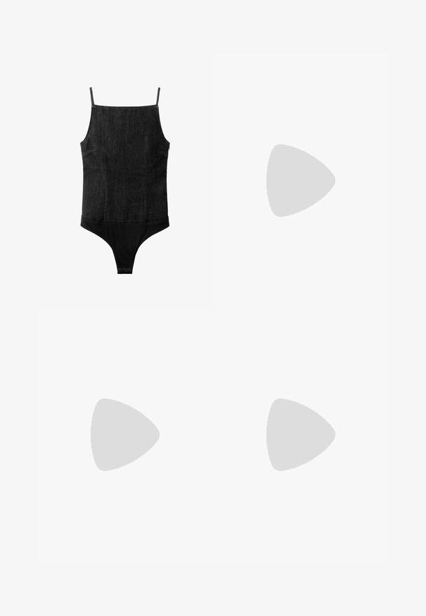 Sort denim bodystocking med tynde skulderstropper, firkantet halsudskæring og knaplukning forneden.; Sort, gulvlængde nederdel lavet af glat, let materiale, med elastik i taljen og et enkelt design. Ingen synlige mønstre eller detaljer.; Sorte høje hæle sandaler med et skulpturelt gummi-design. Har buede remme og en kraftig hæl. Glat mat overflade.; Sort vævet håndtaske med et enkelt flettet håndtag, rektangulær form og glansfuld tekstureret overflade.