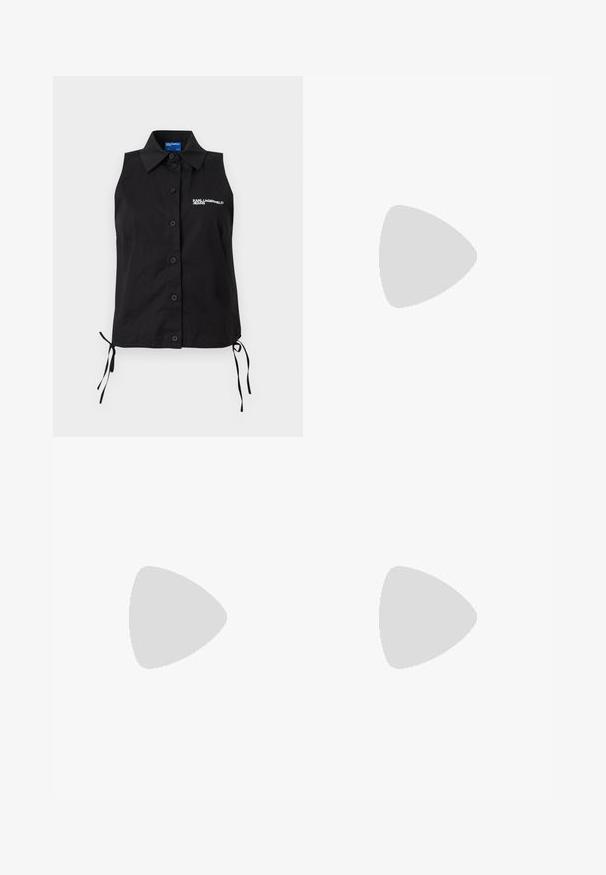Čierna košeľa bez rukávov na gombíky s golierom, bočnými šnúrkami a bielym logom "KARL LAGERFELD JEANS" na ľavej strane hrudníka.; Svetlomodré rifľové nohavice s širokým strihom, ktoré majú prechodovú farbu od svetlomodrej po tmavomodrú, päť vreciek a zapínanie na gombík.; Čierna kožená lodička na podpätku so špicatou špičkou, hladkou textúrou a úzkym remienkom okolo členka s zlatými akcentmi.; Čierna kožená kabelka na rameno s krokodílou štruktúrou, dlhými remienkami a malým strieborným príveskom s logom na jednom remienku.