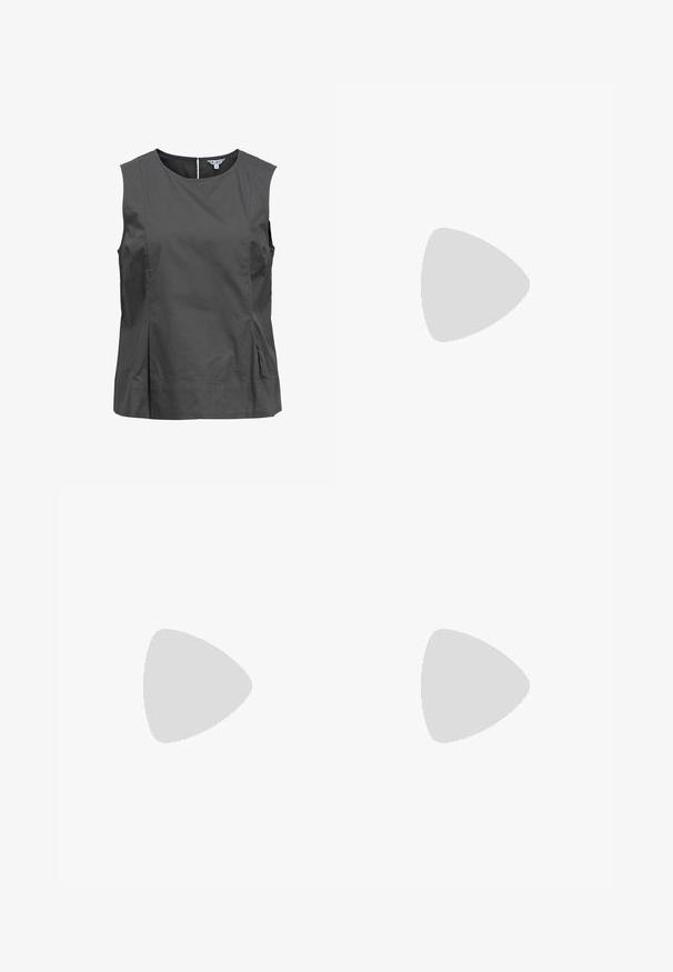 Mouwloze donkergrijze blouse met ronde hals en verticale naden, plat gelegd op een witte achtergrond.; Zwarte broek met wijde pijpen gemaakt van gladde stof. Hoge tailleband, geen zichtbare sluitingen en een strak, minimalistisch ontwerp.; Puntige hoge hak met een slangenhuidpatroon in beige en zwart, met een gestructureerd oppervlak en een slanke, taps toelopende hak.; Zilveren oorringen met een glad, afgerond hartje dat aan elke ring hangt tegen een witte achtergrond.