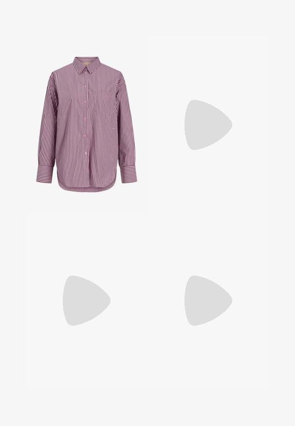 Langærmet skjorte med knapper, med pink og sort lodrette striber, en krave og en brystlomme på venstre side.; Hvide jeans med høj talje og lige ben, med forreste knap, lynlåslukning samt sidelommer og baglommer, mod en ensartet lys baggrund.; Brun læder bådsko med snørre, syningsdetaljer og Timberland-logo på siden, vist på en hvid baggrund.; Lille sort blank håndtaske med to lange håndtag og snøre-detaljer i siden på en ensfarvet lys baggrund.
