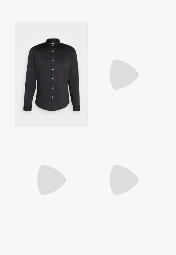 Schwarzes Langarmhemd aus glattem Gewebe, mit spitzem Kragen, vorderem Knopfverschluss mit weißen Knöpfen und Ein-Knopf-Manschetten.; Lindbergh Stoffhose - black melange; Schwarze Lederloafers mit glatter Oberfläche, runder Spitze und schmalem Riemen über dem Obermaterial. Niedriger, gestapelter Absatz.; Schwarzledergürtel mit einer mattscharzen rechteckigen Metallschnalle und zwei Gürtelschlaufen auf weißem Hintergrund.