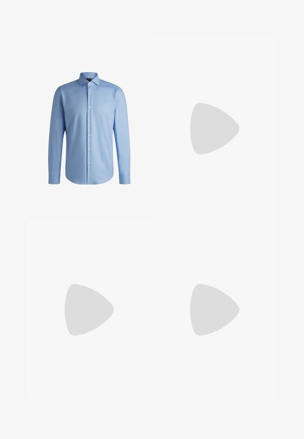 BOSS H-JOE-SPREAD - Košeľa - light blue; Námornícke nohavice s hladkou textúrou, s plochým predným dielom, skladmi a štíhlym strihom, vhodné na formálne príležitosti.; Čierna kožená pánska spoločenská topánka na šnurovanie levitujúca nad béžovým koberecom, s hnedým okrúhlym konferenčným stolíkom v pozadí.; Čierny kožený opasok s hladkou textúrou, vybavený striebornou obdĺžnikovou prackou a detailom na dvojitú pracku. Klasický a univerzálny dizajn.