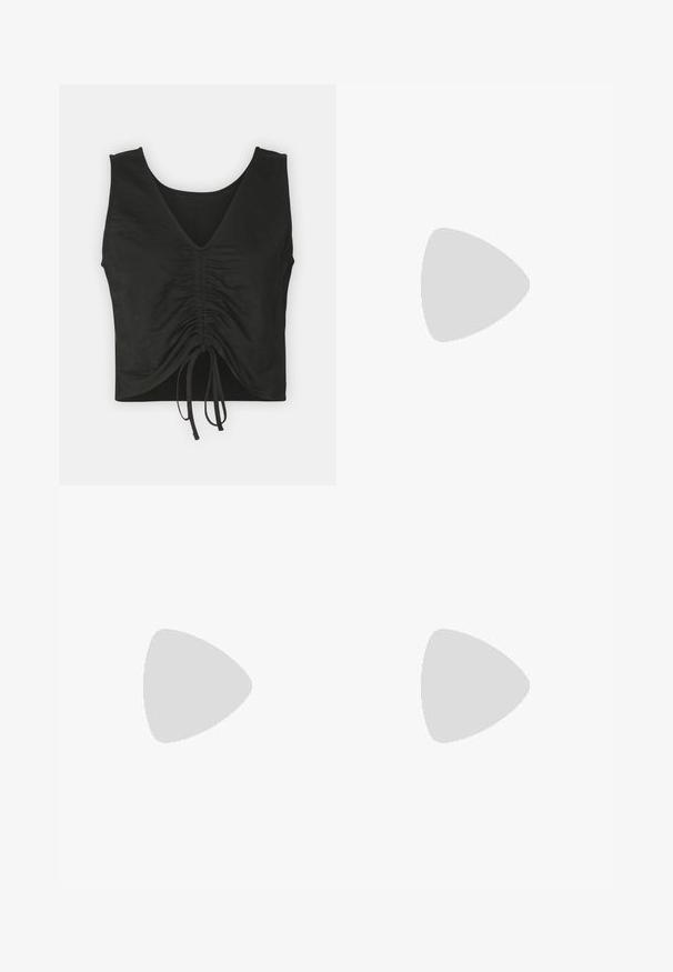 Čierny cropped top s hlbokým V-výstrihom, s zhromaždenou textúrou po prednej časti a nastaviteľnými viazaniami na spodnom okraji. Hladká a ľahká tkanina.; Rozšírené džínsy v čierno-bežovom zebrovom vzore, vyrobené z denimu, s dizajnom piatich vreciek a viditeľnými švami.; Strieborná trblietavá klinová sandála s otvorenou špičkou, členkovým remienkom a zlatou prackou, zobrazená z boku na jednoduchom svetlom pozadí.; Pár lesklých strieborných kruhových náušníc s tenkými drôtenými zapínaniami, zobrazených na svetlo šedom pozadí.