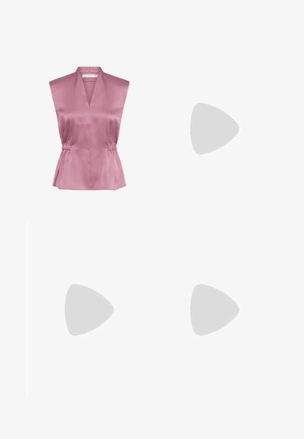 Ærmeløs lyserød satinbluse med dyb V-hals og detaljer med indsnøring i taljen, glat tekstureret stof, designet til kvinder.; Mørkeblå denim korte jeans med forlommer, knaplukning og optrukne kanter.; Hvid atletiksko med røde accenter, mesh-overdel, sølvdetaljer og sort sål. Har Nike-logo og polstret mellemsål.; Sorte læderbælte med en sølvfarvet metalspænde, der har en glat tekstur og et klassisk design. Remmen er 3,8 cm bred.