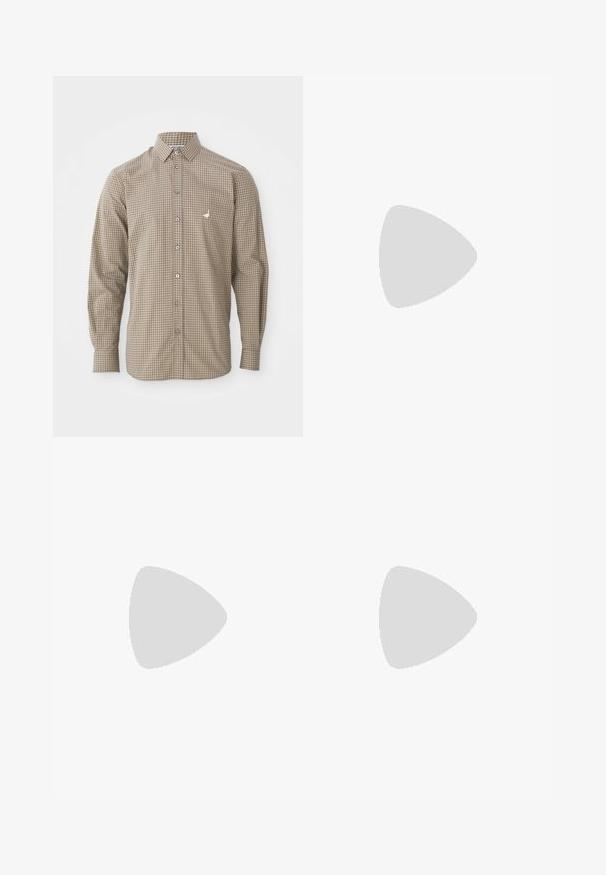 Camisa de manga larga a cuadros en marrón y beige con cuello abotonado, bolsillo y pequeño logo bordado en el pecho.; Pantalones marrones con un corte ajustado, frente plano y dos bolsillos laterales. Están hechos de una tela suave con un acabado limpio y sin patrones visibles.; Zapato tipo slip-on de ante marrón con una gruesa suela de goma negra que presenta patrones de tracción marcados y un diseño de puntera suave y redondeada.; Cinturón de cuero marrón con una hebilla plateada rectangular, textura lisa y un forro interior más claro y contrastante. Diseño sencillo y clásico.