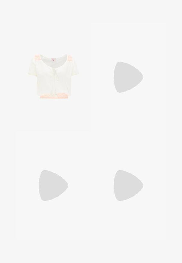 Witte cropped blouse met korte mouwen, vooraan met strik en lichtroze geborduurde details op schouders en zoom.; Witte linnen broeken met een relaxte pasvorm, elastische tailleband en trekkoord. Voorzien van twee zijzakken en een gladde textuur.; Enkel lichtroze teenslipper met een textuurrijke zool en metalen rosegouden Y-vormige bandjes op een effen achtergrond.; Schildpadbril met een verloop van bruine lenzen, cat-eye vorm, gouden metalen accenten op de slapen en een gladde kunststof frame.