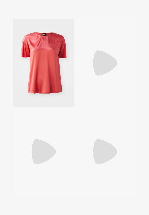 T-shirt à manches courtes de couleur corail, en tissu lisse avec une coupe décontractée, présentant un col rond et des détails de couture subtils.; Un pantalon noir avec une coupe droite, fabriqué en tissu lisse. Présente des accents zippés sur les côtés inférieurs. Un style épuré et minimaliste.; Baskets blanches en cuir avec des lacets plats, bout rond, semelle en caoutchouc et une petite languette au talon. Texture lisse avec des détails de design minimalistes.; Sac à main noir DKNY avec devant texturé, côtés en tissu monogrammé, poignées courtes et bandoulière amovible sur fond blanc.