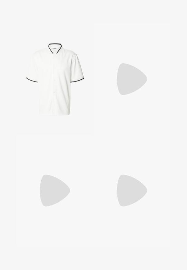 Weißes Baseball-T-Shirt mit kurzen Ärmeln, schwarzem Besatz am Kragen und an den Ärmelkanten, vorderer Druckknopfverschluss und lässiger Passform.; Braune Plisseehosen mit weitem Bein, ausgestattet mit einem Knopfverschluss und seitlichen Taschen, aus strukturiertem Stoff, der sich gut für Freizeitkleidung eignet.; Schwarzer Leder-Slipper mit dicker Gummisohle und klassischem Penny-Detail an der Riemen, von der Außenseite gezeigt.; Ray-Ban Sonnenbrillen mit grünen Gläsern, schwarzen Kunststoffrahmen und goldenen Akzenten an den Rändern. Quadratische Form mit matter Oberfläche.