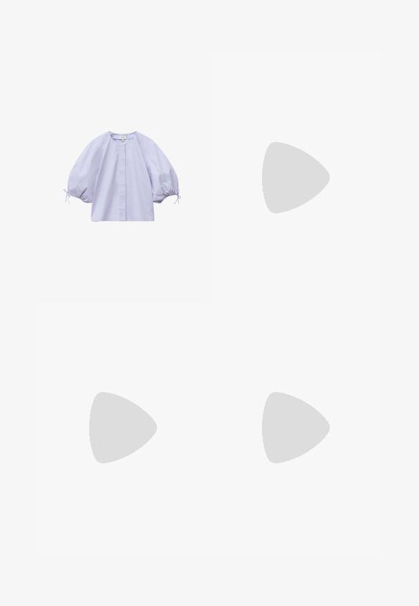 Hellviolette Bluse mit weiten, gerafften Dreiviertelärmeln, die an den Manschetten gebunden sind, und einem runden Ausschnitt, auf weißem Hintergrund dargestellt.; Weiße weite Hosen mit einem gerafften Bund, vorderen Taschen und einer glatten, weich anfühlenden Textur. Hergestellt aus leichtem Baumwollmaterial.; Braune Leder-Calvin Klein Absatzpantolette, die über einem Holzboden mit verschwommenem grünem Pflanzen- und Wandhintergrund schwebt.; Beige Leder-Crossbody-Tasche mit gestepptem Muster, rechteckiger Form, dünnem Trageriemen und silberner Hardware, getragen von einer Person in einer schwarzen Jacke.