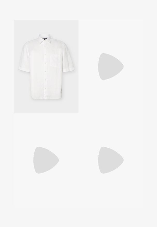 Chemise blanche à manches courtes avec col pointu et poche poitrine, présentée sur un fond clair uni.; Shorts beiges en tissu léger, avec un devant plat, des poches latérales et une fermeture à un bouton à la taille.; Sandale à glissière à lanières croisées de couleur marron, dotée d'une finition mate, d'une semelle noire plate et d'une texture lisse. Design minimaliste sans matériel visible.; Lunettes de soleil Ray-Ban avec des verres verts, monture en plastique noir et accents dorés sur les bords. Forme carrée avec une finition mate.