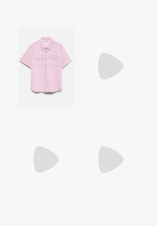 Chemise en denim rose clair à manches courtes, fermeture boutonnée devant, deux poches poitrine à rabat avec boutons, et col classique.; Jean en denim noir à taille haute, jambes larges, avec fermeture à boutons et zip à l'avant, passants pour ceinture, et design à cinq poches.; Sandale noire à lanière avec bout carré et nom de la marque sur la semelle, positionnée debout sur un pavement texturé près d’un mur carrelé.; Sac à main tissé bordeaux avec une silhouette arrondie, une seule poignée et une finition texturée. Fermeture zippée en haut.