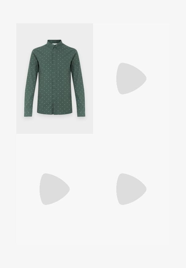 Chemise verte à manches longues avec un col boutonné, présentant un motif subtil de petits losanges bleu clair et un ourlet droit.; Chinos gris clair avec une texture lisse, coupe ajustée, fermeture à boutons, et motif vertical côtelé subtil. Poches avant et passants pour ceinture inclus.; Mocassin en cuir noir flottant au-dessus d'un tapis beige texturé, avec une table basse ronde en bois et des livres en arrière-plan.; Ceinture en cuir noir avec une boucle en métal argenté, présentant une finition lisse et un design classique. La ceinture est enroulée avec l'extrémité pointée.