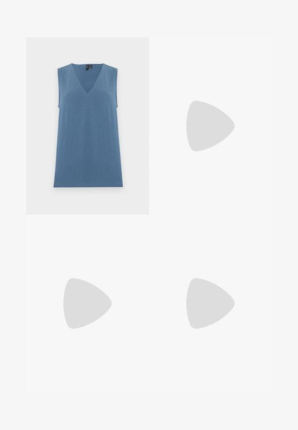 Haut bleu tricoté sans manches avec col en V, ourlet droit et texture lisse, présenté sur un fond blanc uni.; Jean flare en denim bleu avec des détails usés sur la cuisse et le genou gauches, bouton à l'avant et coupe à cinq poches.; Even&Odd by Zalando Ballerines à brides arrière - black; Sac à main en cuir noir avec boucle dorée et détails à rivets, poignées courtes et bandoulière réglable sur fond blanc uni.