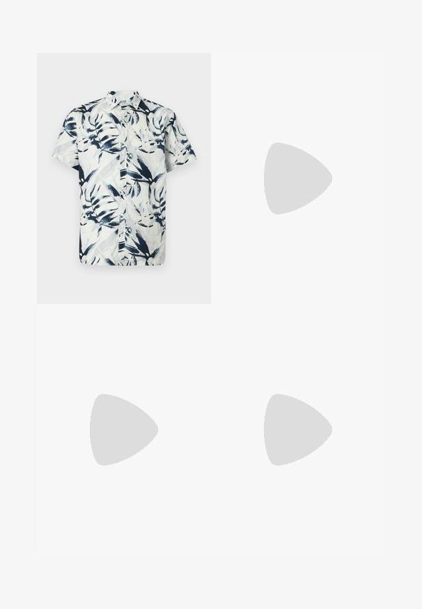 Chemise à manches courtes avec un motif de feuilles bleu et blanc, boutons sur le devant et col. Confectionnée en tissu léger et respirant.; Shorts décontractés noirs texturés avec taille élastique et cordons, longueur genou, présentés sur un fond clair uni.; Sandale slide marron foncé avec deux larges sangles velcro réglables et une semelle noire, vue de côté sur fond blanc.; Collier de perles et bracelet assorti avec fermoirs en chaîne argentée disposés sur un fond blanc.