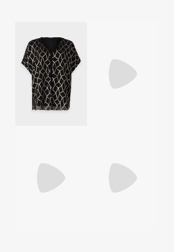 Blouse noire à manches courtes avec un col en V, présentant un motif géométrique doré métallique sur un tissu transparent. Design léger et ample.; Jean denim bleu clair coupe droite, cinq poches, fermeture par bouton et détails subtilement délavés sur l’avant des cuisses.; Chaussure plate slingback en cuir couleur crème avec un bout arrondi et un petit emblème doré sur la bride.; Lunettes de soleil noires surdimensionnées avec une forme géométrique, dotées de verres foncés et d'un détail gris contrastant sur la monture. Logo sur la branche.