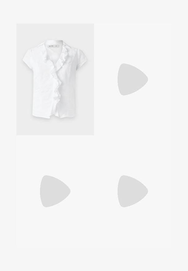 Blouse blanche à manches courtes avec bordure plissée à l'avant et un col, avec une petite étiquette de taille à l'intérieur de l'encolure.; Short en jean bleu avec poches avant et poche monnaie, fermeture par bouton métallique, passants de ceinture et détail chaîne décoratif le long de la taille.; Talons slingback noirs avec un bout pointu, tissu texturé, un petit nœud à l'avant et un talon aiguille modéré.; Sac à main en cuir noir de forme arrondie, décoré de clous argentés et équipé d'une poignée courte. Texture lisse et fermeture éclair.